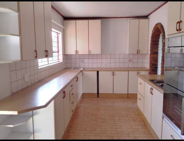 5 BEDROOM HOUSE FOR SALE IN PETERSFIELD